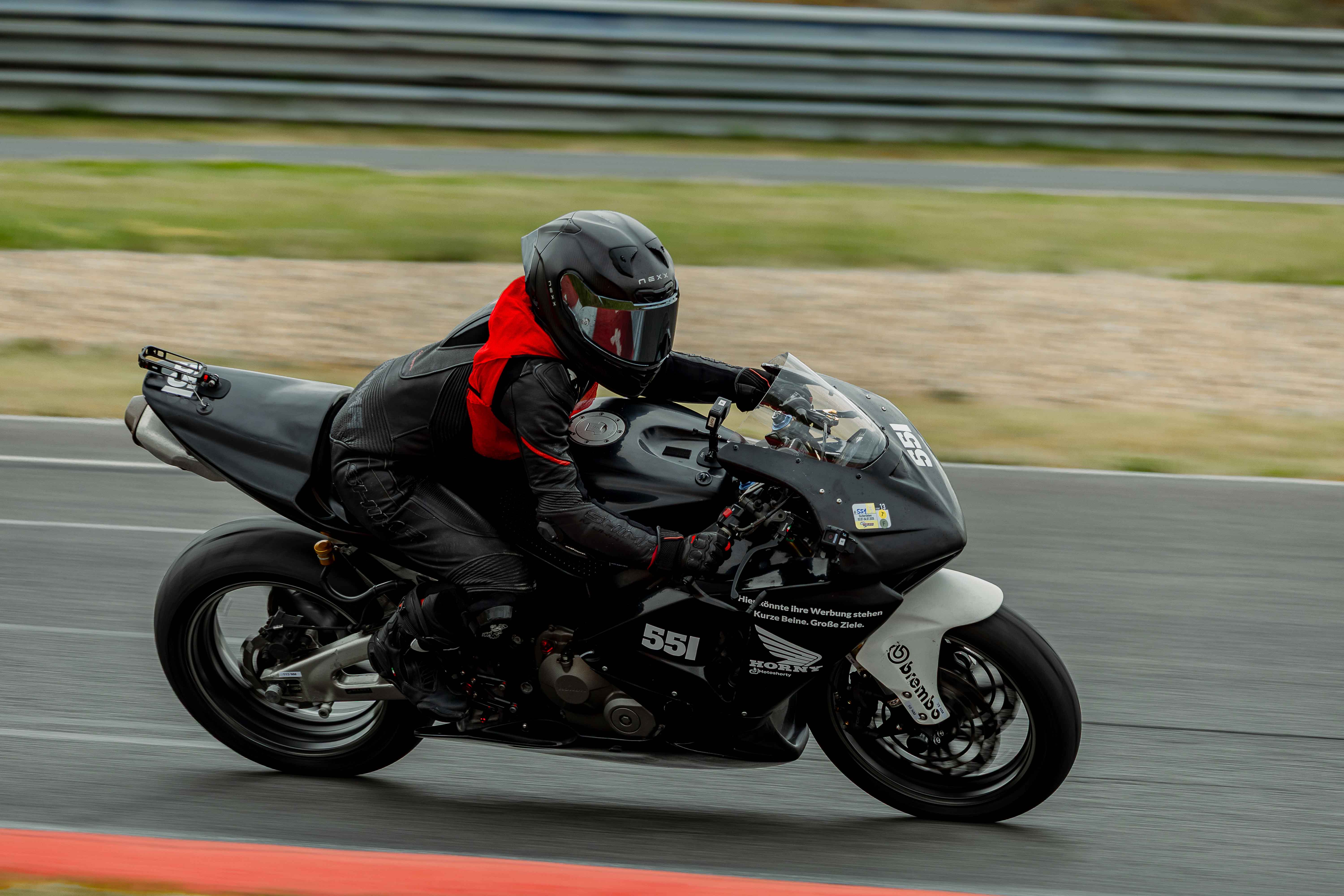 Motorsportfotografin bei der Arbeit in der Boxengasse